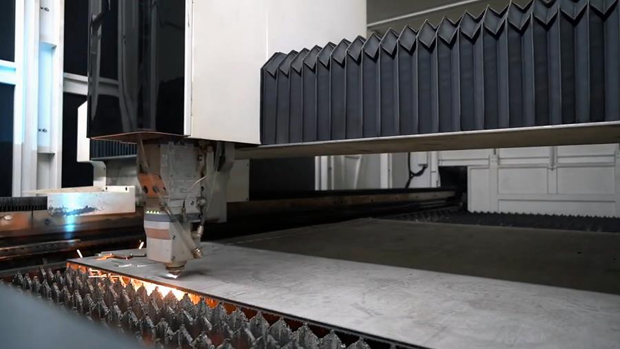 Découpe au laser : ultra rapide, précise, automatisée . . . et abordable