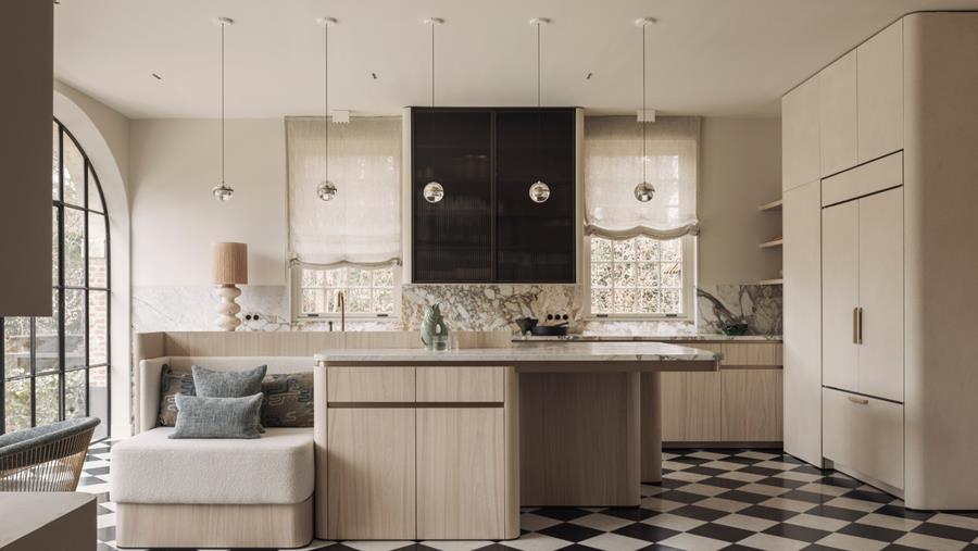 Le mariage du bois et du marbre sans joints dans un intérieur de luxe