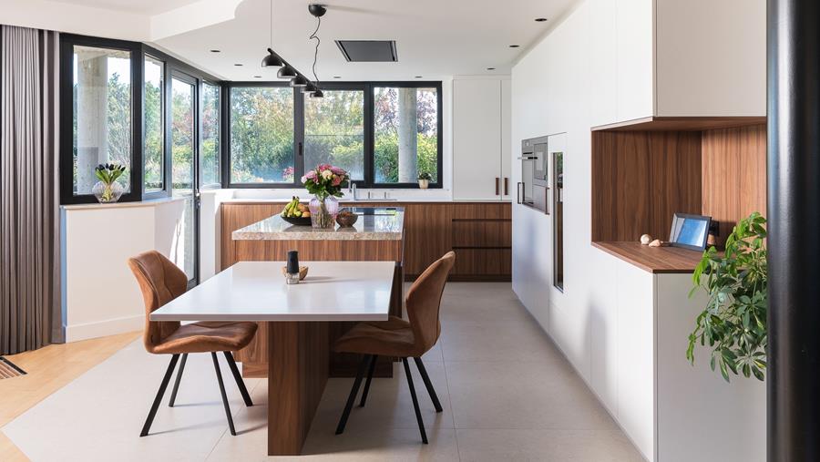 Travail de précision en noyer américain et quartzite Taj Mahal