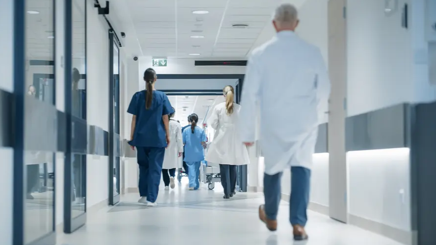 Les hôpitaux britanniques utilisent l'IA pour réduire les temps d'attente aux urgences