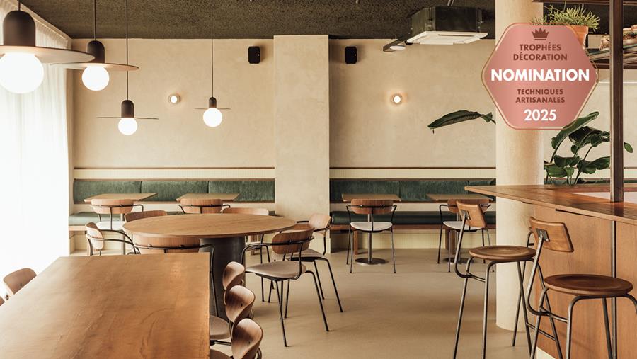 Le stuc calcaire apporte une âme chaleureuse à l'intérieur d'un restaurant